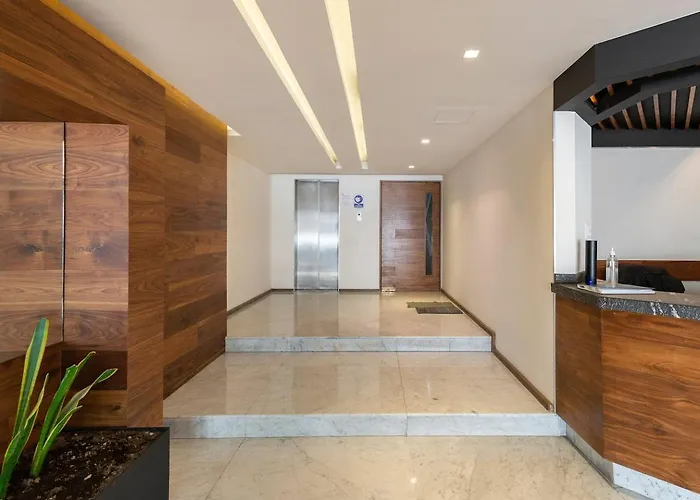 Lovely & Bright Wfh In Lively Area Long Hotel
